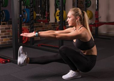 Fitness kadının tabanca hiç bir şey yapması