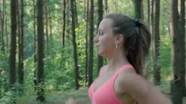 Kadın ormanda koşuyor