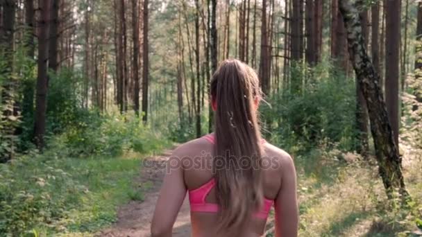 Kvinden løber i skoven. – Stock-video