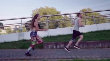 Şehir Parkı içinde çalışan kadın ve erkek