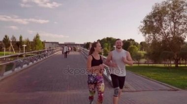 Şehir Parkı içinde çalışan kadın ve erkek