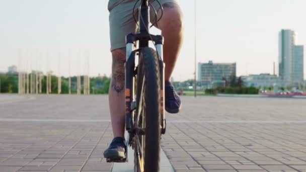 Hombre montando una bicicleta — Vídeo de stock
