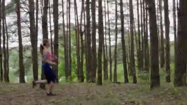 Женщина бежит в лесу — стоковое видео