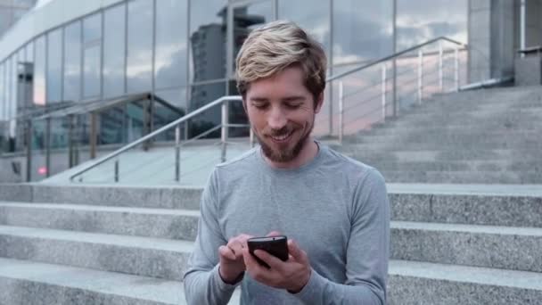 Ευτυχισμένος άνθρωπος αγγίξει ένα smartphone — Αρχείο Βίντεο