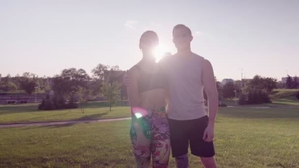 Homem e mulher de fitness em um parque da cidade — Vídeo de Stock