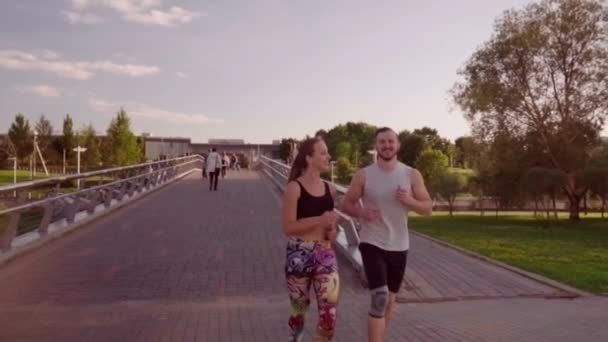 Homme et femme courant dans le parc de la ville — Video