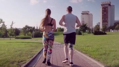 Şehir Parkı içinde çalışan kadın ve erkek