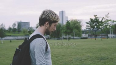 Yürüyen genç üzgün adam