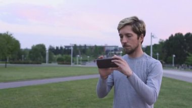 genç çekici adam yapma