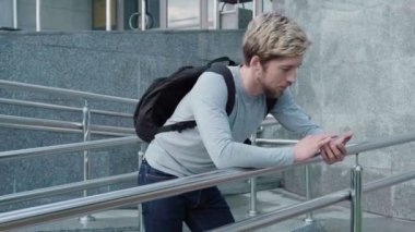 mutlu bir adam dokunmatik bir akıllı telefon