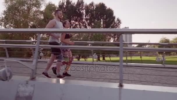 Férfi és nő fut a város — Stock videók