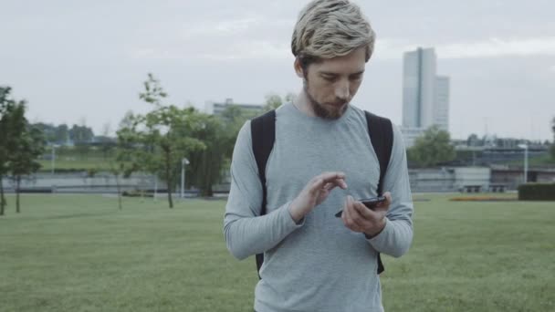 男人触摸智能手机 — 图库视频影像