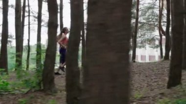 Ormanda koşan kadın