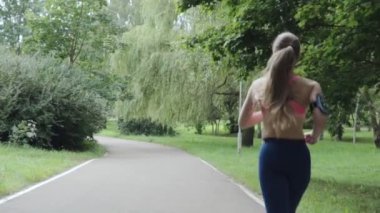 Parkta koşan kadın