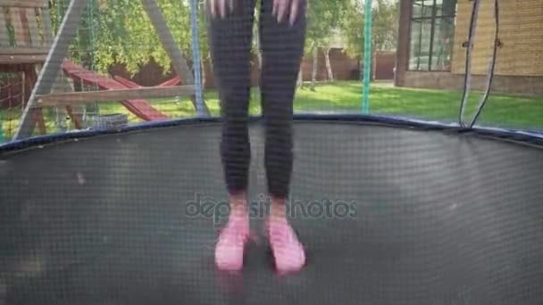 Nohy, skákání na trampolíně — Stock video