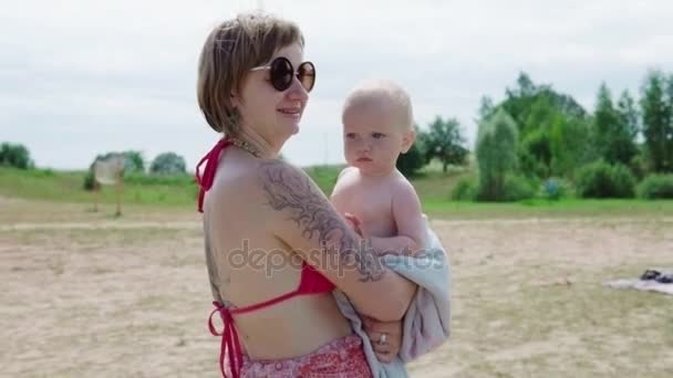 Η μητέρα φέρει το μωρό της στην αγκαλιά της — Αρχείο Βίντεο