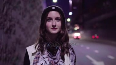 Gece Şehrinde Yürüyen Kadın