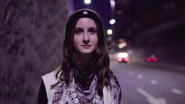Γυναίκα περπατώντας στην πόλη της νύχτας — Αρχείο Βίντεο