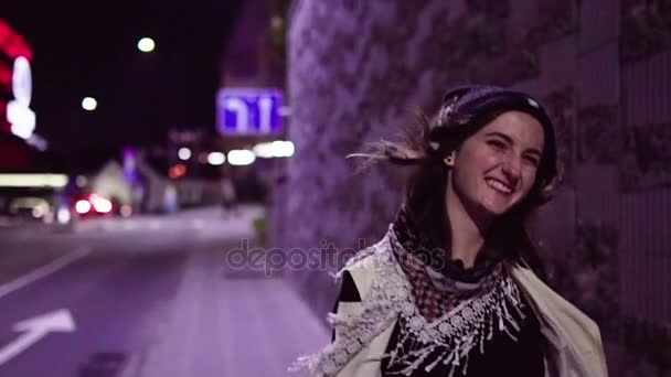 Teenage girl walking along night city street — Stock Video