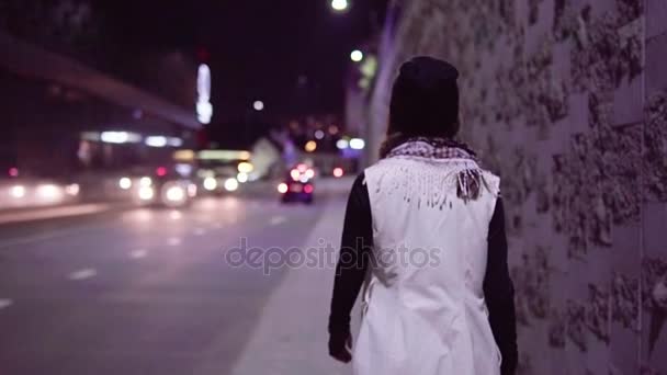 Genç kadın gece şehirde yürüyüş — Stok video