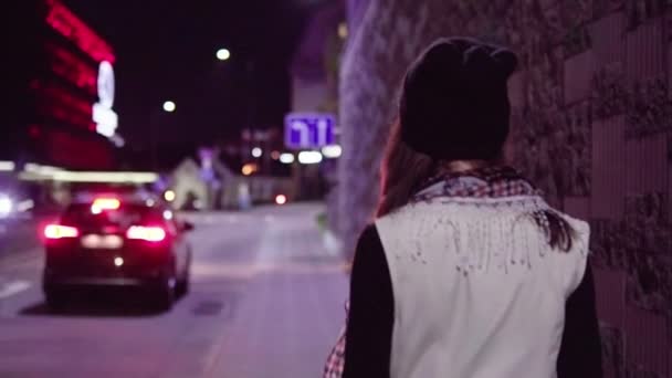 Genç kız gece şehirde yürüyüş — Stok video