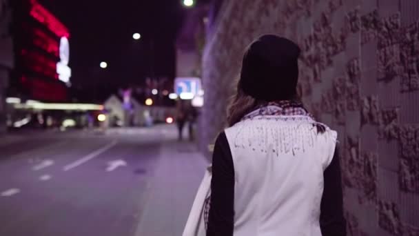 Wandelen in de nacht stad tienermeisje — Stockvideo