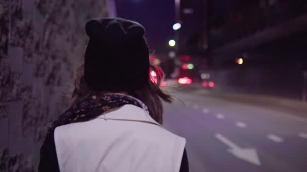 Vrouw aan het wandelen in Night City — Stockvideo
