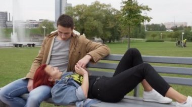 Mutlu çift el ele tutuşarak aşıkların