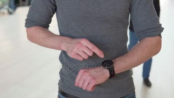 Hand raakt slimme horloge — Stockvideo