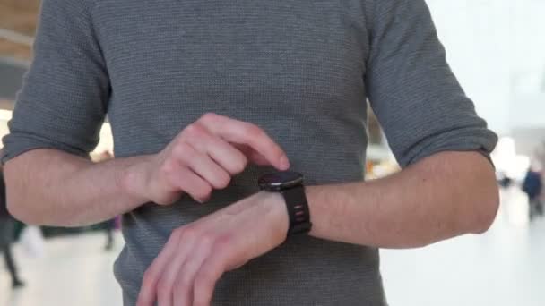 Mão toca relógio inteligente — Vídeo de Stock