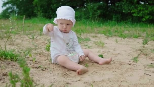 Baby leker med sand — Stockvideo