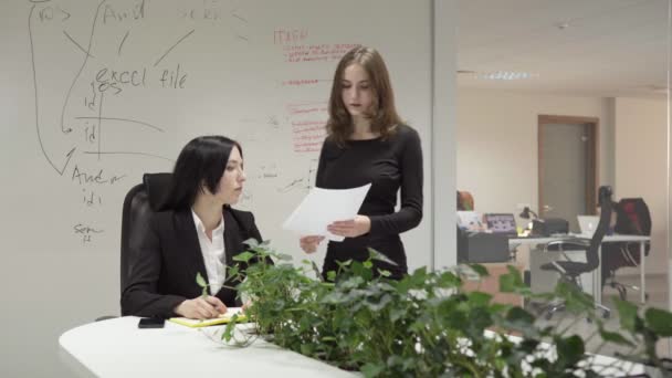 Женщина показывает документы своему боссу — стоковое видео