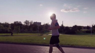 Şehir Parkı içinde çalışan kadın ve erkek