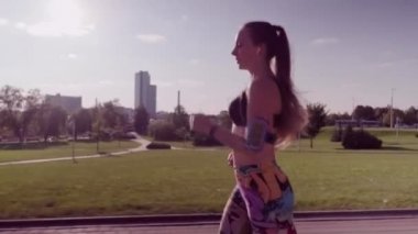 bir şehir parkında çalışan kadın