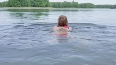 Gölde Yüzme kadın