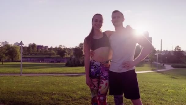 Γυμναστήριο άνδρα και γυναίκας σε ένα πάρκο της πόλης — Αρχείο Βίντεο