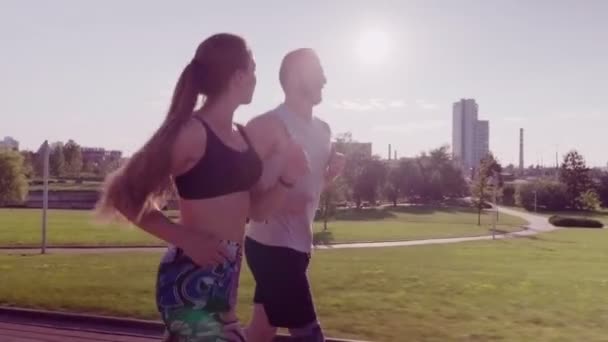 Man and woman running in city park — Stock Video