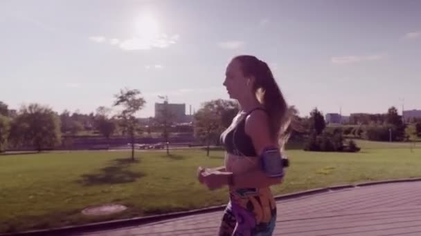 Vrouw uitgevoerd in een stadspark — Stockvideo