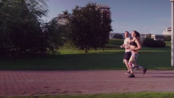 Man en vrouw uitgevoerd in stadspark — Stockvideo