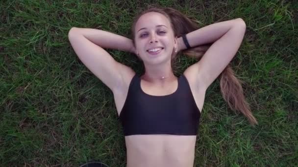 Vrouw liggend op het gras — Stockvideo