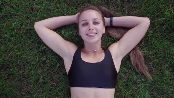 Женщина лежит на траве — стоковое видео