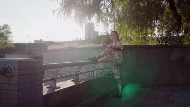 Kobieta robi Rozgrzewka przed uruchomieniem — Wideo stockowe