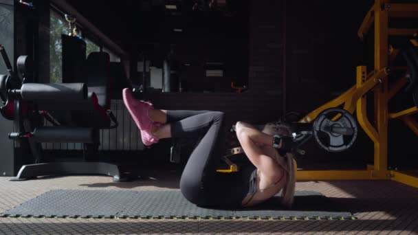 Mulher fazendo exercício crunch — Vídeo de Stock