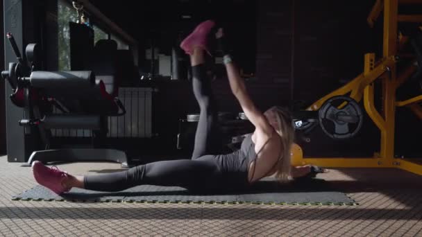Femme faisant de l'exercice crunch — Video