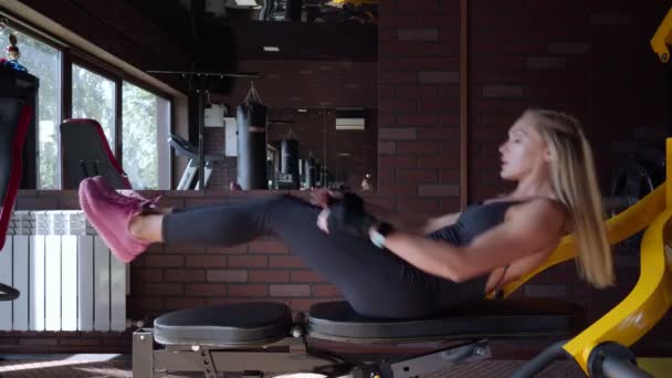 Femme faisant de l'exercice crunch — Video