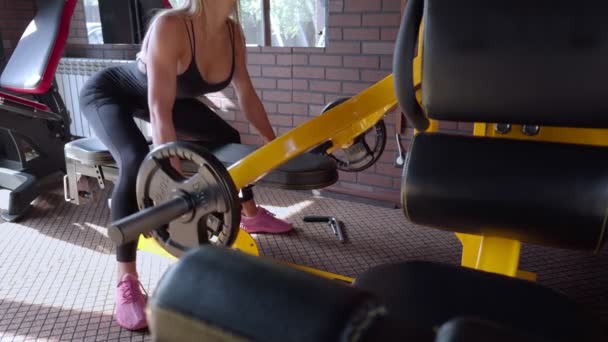 Mujer haciendo levantamiento muerto — Vídeos de Stock