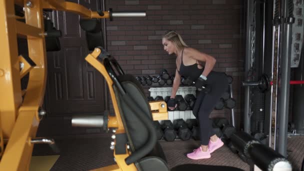 Fitness vrouw doen oefening met halters — Stockvideo