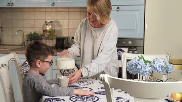 Bebidas infantiles leche — Vídeos de Stock