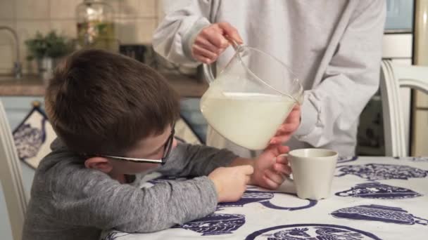Child drinks milk — Stock Video