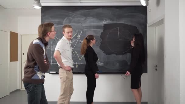 Группа молодых людей в классе — стоковое видео